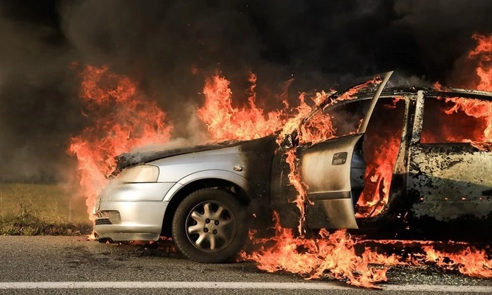 Τι πρέπει να κάνετε σε περίπτωση που ''λαμπαδιάσει'' το αυτοκίνητό σας